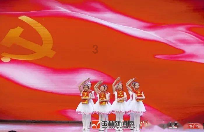 用身体撑住即将摔倒的老人 女子获见义勇为奖励